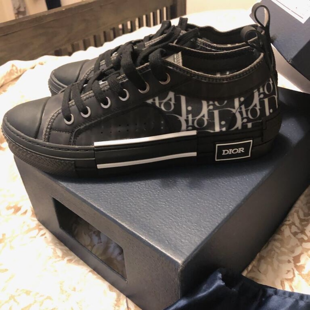 I am sellin a brand new pair of Christian diors